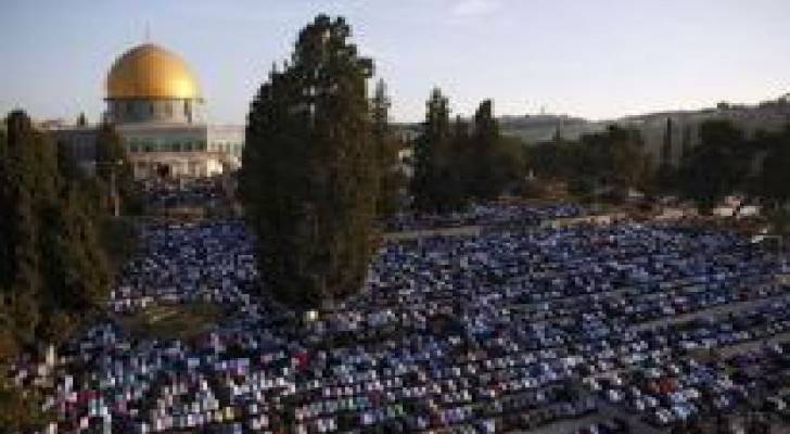عشرات الآلاف يصلون العيد في الأقصى