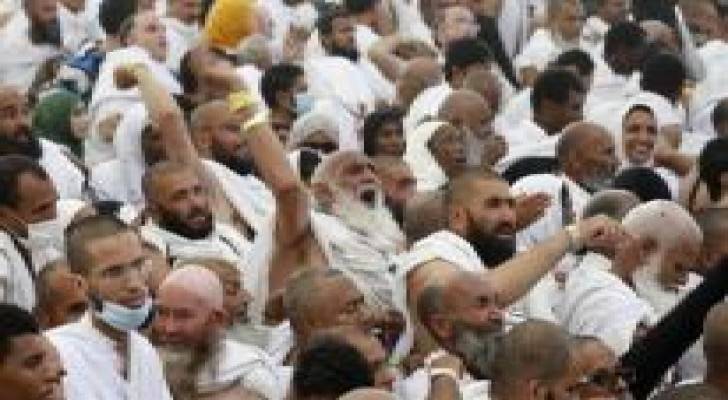 الحجاج يرمون الجمرات الثلاث بأول أيام التشريق