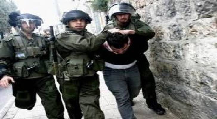 الاحتلال يعتقل فلسطينيين من الخليل