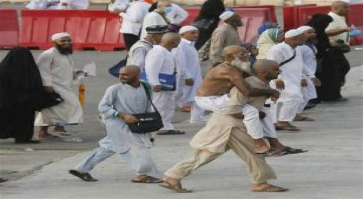 بالصور: الحاج الذي حمل والده على ظهره