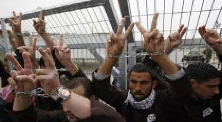 الاحتلال يرفض علاج 17 أسيرا مضربا