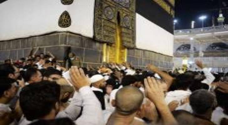 ضيوف الرحمن يؤدون آخر مناسك الحج