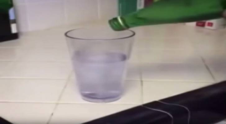 فيديو محير : كوب يمتلئ بالماء ثم يتحول فجأة إلى ورقة