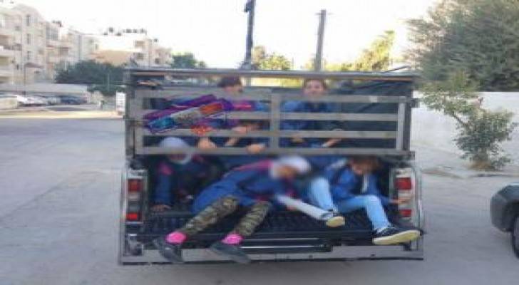 بالصور : ضبط " بكب " يقوم بتحميل الطلاب في الصندوق الخلفي