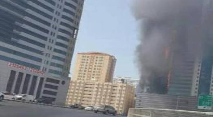 بالفيديو: شاهدوا حريق "هائل" في برج سكني بالشارقة .. والسلطات توفر منازل بديلة للسكان