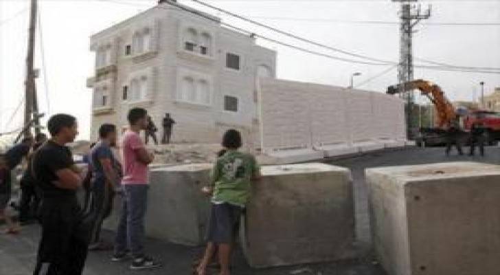 شرطة الإحتلال الإسرائيلي تقيم جدارا فاصلا بجبل المكبر.. صور