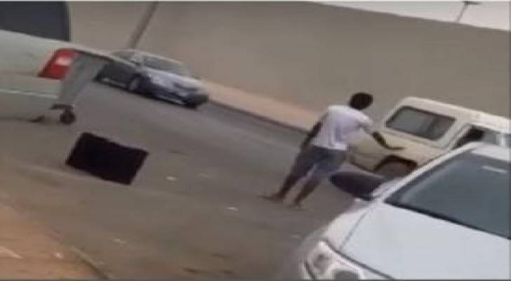 بالفيديو: لص سعودي يسرق صرافا آليا وينتظر في الشارع سيارة لتقله