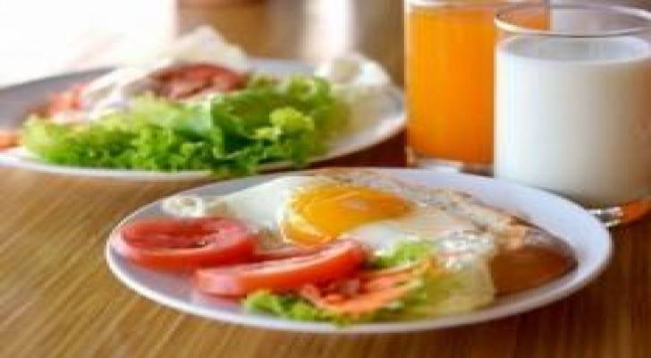‫الإفطار الغني بالبروتين يساعد بإنقاص الوزن‬