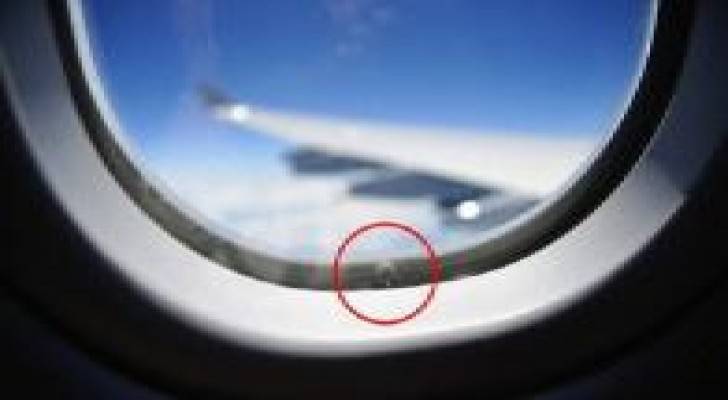 هل تعلم ما هي وظيفة الثقوب في نوافذ الطائرات ؟