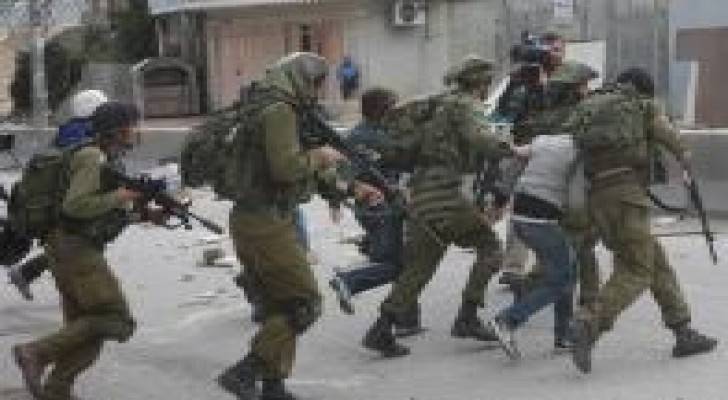 الاحتلال يعتقل 13 فلسطينيا بمداهمات بالضفة