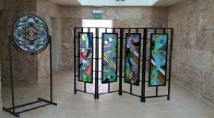 مايكل هاورد أمريكي يرسم على الزجاج الملون في البترا .. صور
