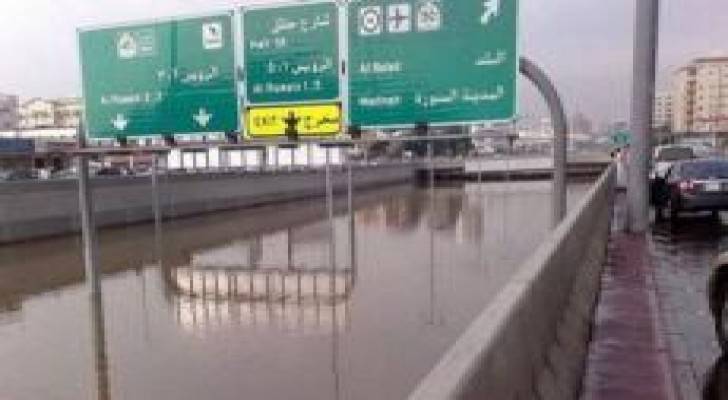 السعودية: مقتل 5 أشخاص وتأجيل الرحلات الجوية وتحذيرات للأهالي من مغادرة المنازل .. صور