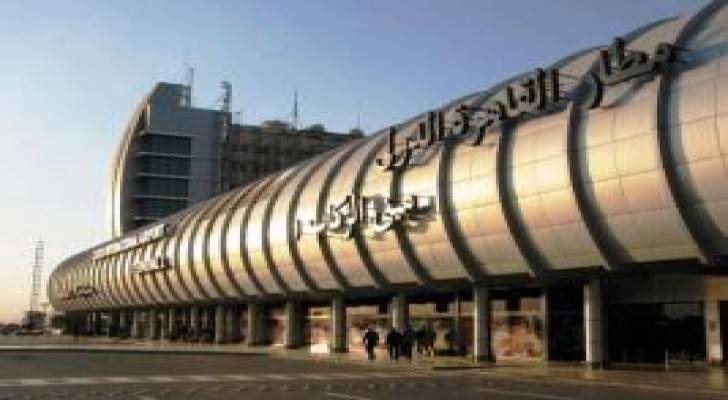 إعلان حالة الطوارئ بمطار القاهرة لتفتيش طائرة بعد بلاغ بوجود قنبلة