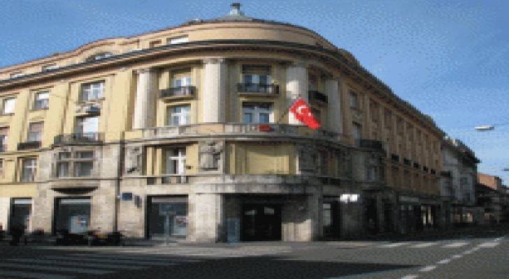 السفارة التركية في موسكو تتعرض لهجوم بالحجارة والبيض من قبل متظاهرين غاضبين