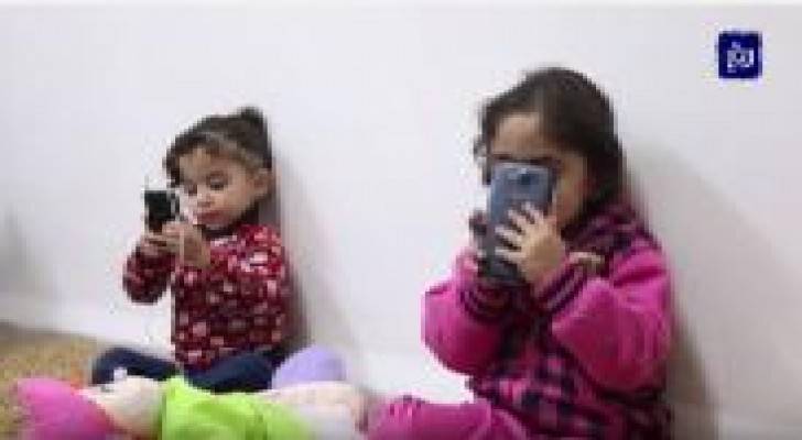 ملف الاسبوع : تأثيرُ استخدام الهواتف الذكية على الأطفال وأساليبُ حمايتهم من اثارها السلبية