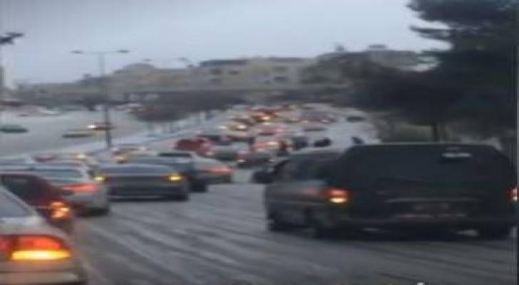 بالفيديو : تساقط خفيف للثلوج مع حدوث أزمة سير بضاحية الياسمين