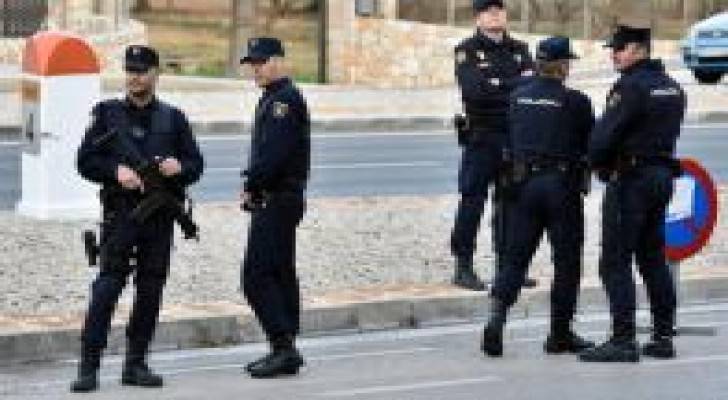 إسباني يقتل زوجته خنقا بشاحن الهاتف