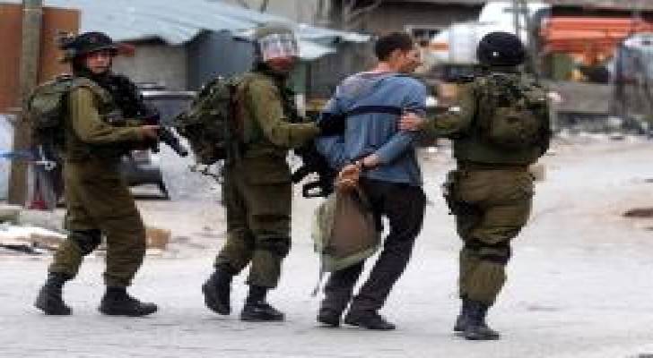 الاحتلال يعتقل خمسة فلسطينيين بالخليل