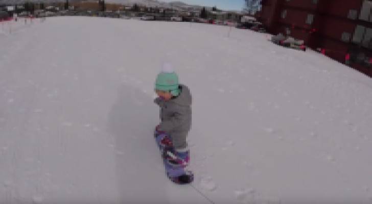 مليون مشاهدة في أسبوع لطفل يتعلم التزحلق على الجليد لأول مرة ..فيديو