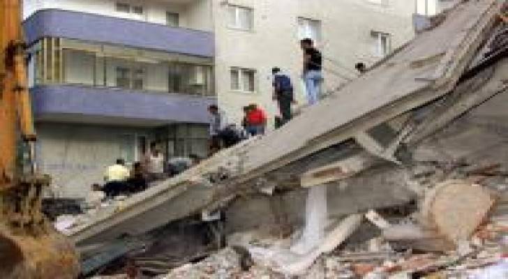 بالفيديو : انهيار مبنى من 5 طوابق في اسطنبول