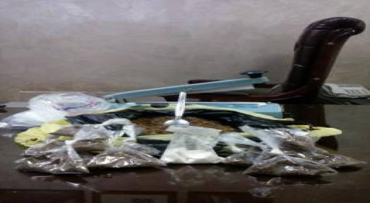 بالصور : القبض على مروجي مخدرات وضبط مركبات مسروقة وأسلحة