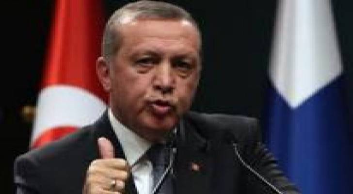 يقاضي زوجته لأنها " شتمت " أردوغان !