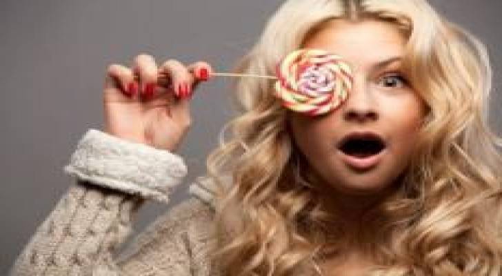 العلماء يتوصلون إلى معرفة سبب ثبات رغبة الإنسان تناول الحلويات