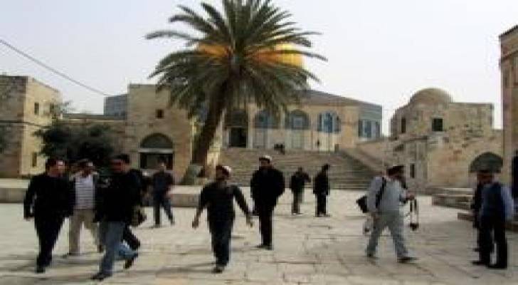 مستوطنون متطرفون يقتحمون باحات الأقصى
