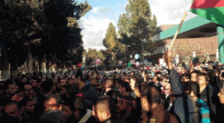 تعليق اعتصام الأردنية الاثنين واحتفالات بإسقاط الرفع .. صور