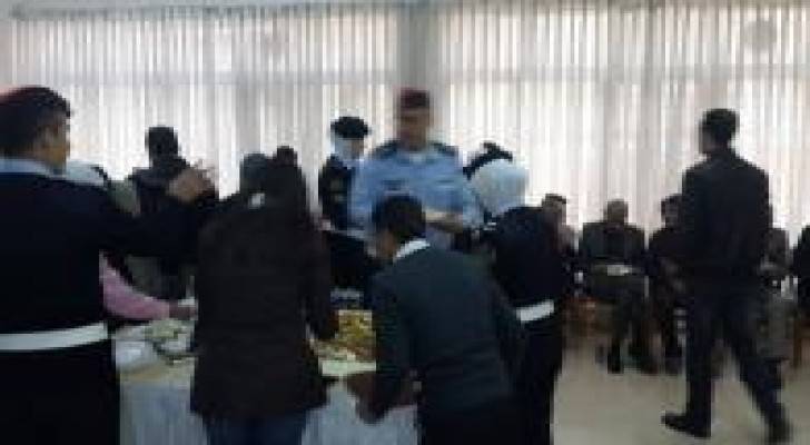 السير تكرم الأمهات المسنات في دار الضيافة