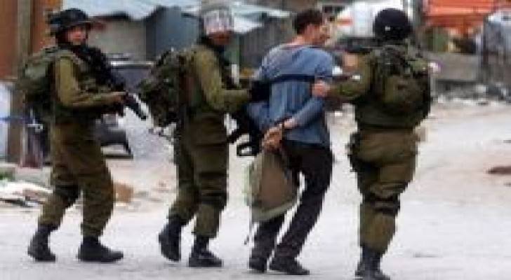 الاحتلال يعتقل 19 فلسطينيا بالضفة الغربية
