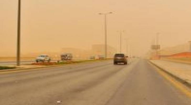 الغبار يغطي السعودية ويعلق رحلات طيران
