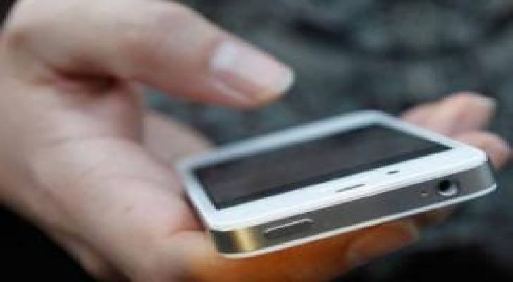 توصية بنقل الهاتف الذكي من يد لأخرى أثناء الاستخدام