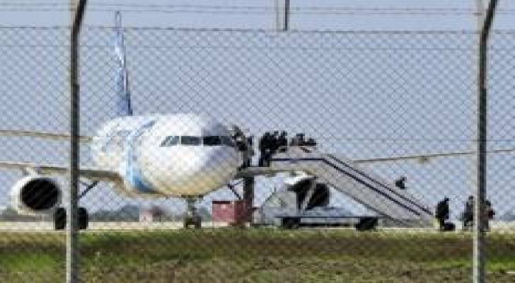 خاطف الطائرة المصرية يدعى سيف الدين مصطفى ويطلب الإفراج عن سجينات