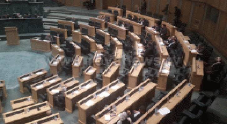جلسة نواب رقابية بمقاعد فارغة .. 20 نائبا حاضرون فقط - صور