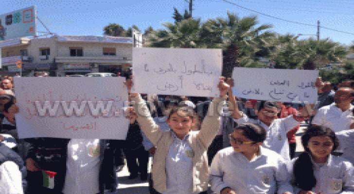 الفحيص: وقفة احتجاجية للمطالبة بتحديد مصير اراضي مصنع الاسمنت