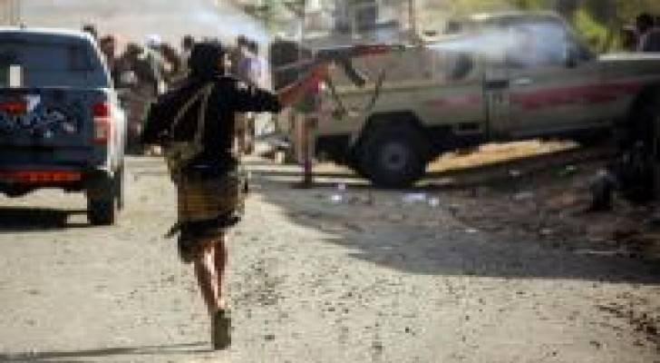 غارات على مواقع المتمردين في الجوف وتعز
