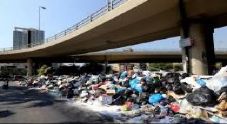 عائلة تقرر الهرب من نفايات لبنان إلى سورية