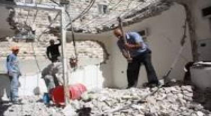 الاحتلال الاسرائيلي يجبر عائلة مقدسية على هدم جزء من منزلها