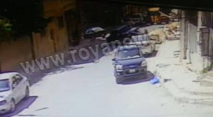 بالفيديو والصور : مركبة تدهس شخصين في حي معصوم بالزرقاء