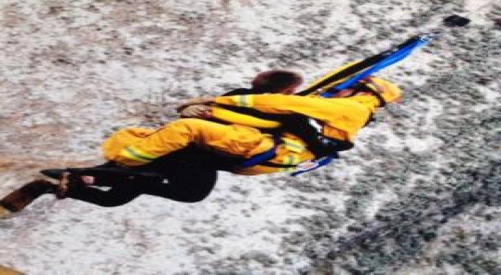 عرض زواج رومنسي ينتهي بشاب معلقا على صخرة.. فيديو
