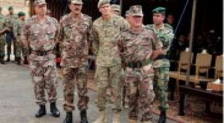 الملك يلتقي قائد القيادة المركزية الأمريكية ويزور (صقر الصحراء) .. صور