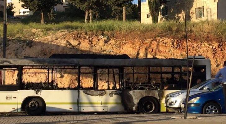 الدفاع المدني يخمد حريقا في حافلة ركاب في عمان 