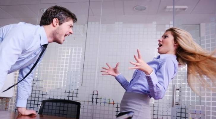  كيف تتعامل مع مشاكل الزملاء في العمل؟ - تعبيرية