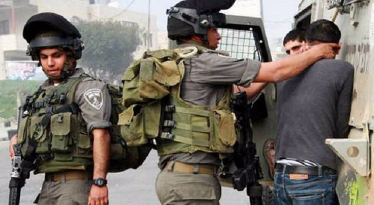 قوات الاحتلال تعتقل ثلاثة في الضفة