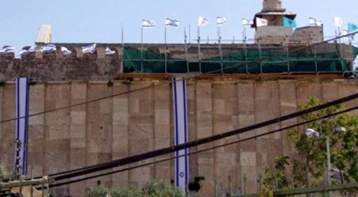 رفع أعلام الاحتلال على المسجد الإبراهيمي