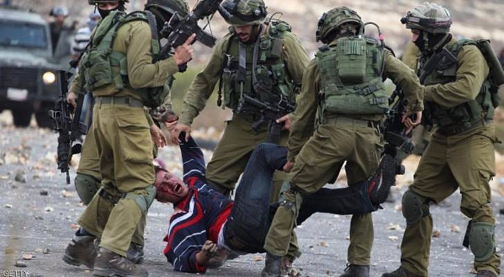 جنود من جيش الإحتلال يعتقلون شابا فلسطينيا في الضفة الغربية - أرشيفية