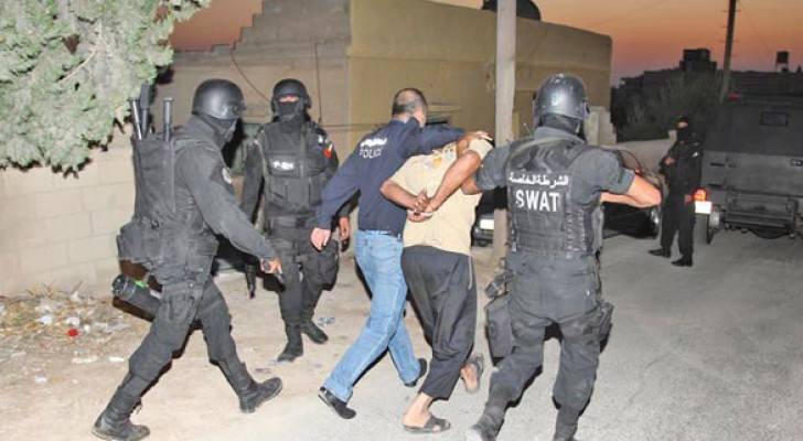 البحث الجنائي يضبط 14 شخصا في منزل للعب القمار وتعاطي الهيروين