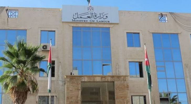العمل: المساعدات المالية للاجئين السوريين لن تتأثر بتصاريح العمل