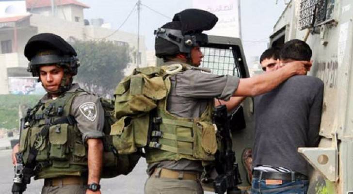 الاحتلال يعتقل 17 فلسطينيا بينهم عضو مجلس تشريعي